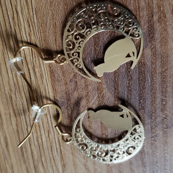 😻Pre-loved gold plated Sailor Moon Cat earrings - Picture 3 of 3